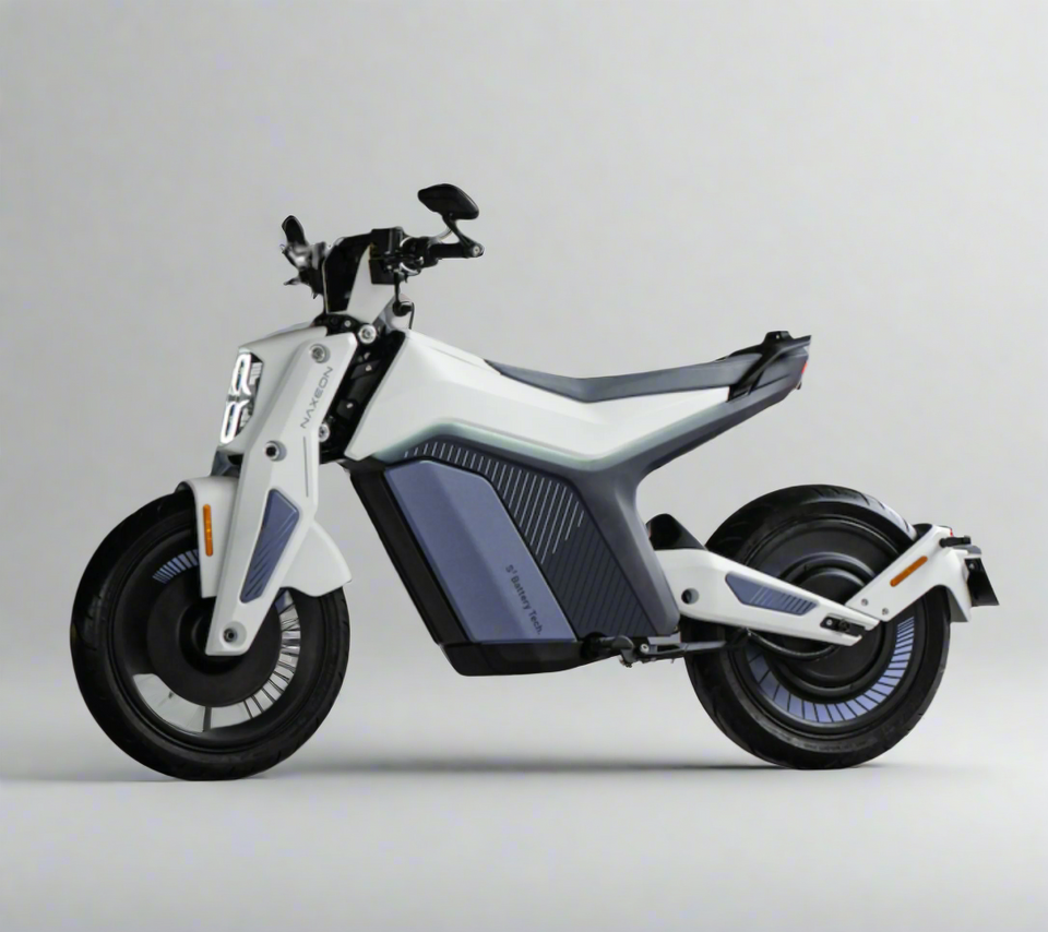 NAXEON I AM | 6.5KW Motor | 72V Lithium Electric Motorcycle | Automatic Street Legal Mont Blanc White