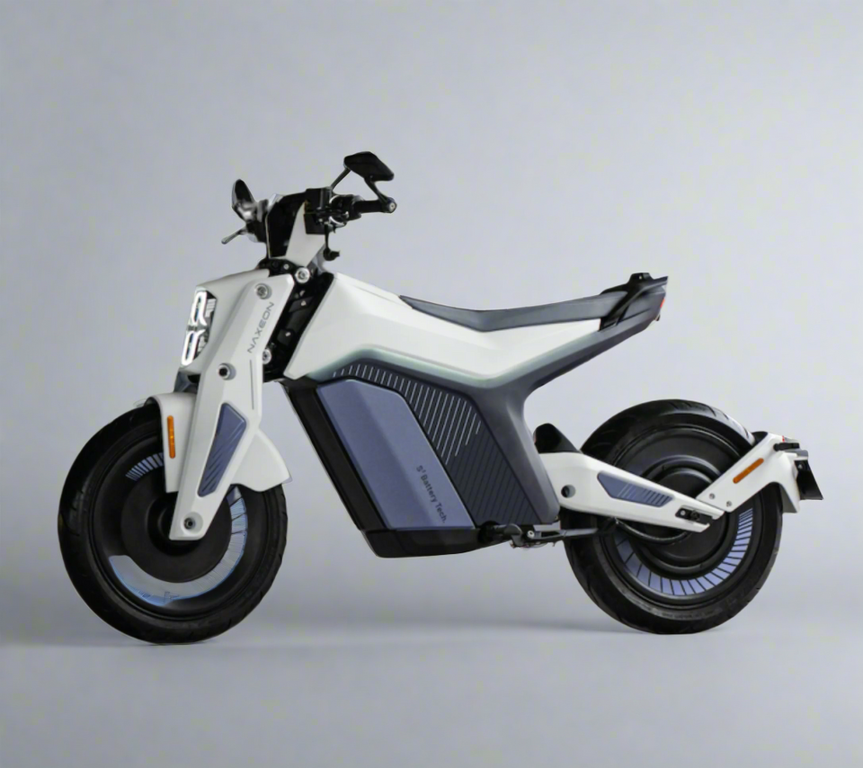 NAXEON I AM PRO | 7.5 KW Motor | 72V Lithium | Automatic Motorcycle Mont Blanc White